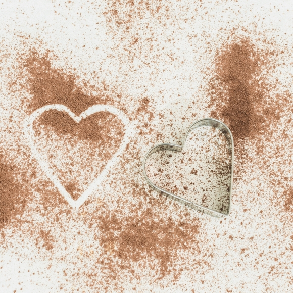 Heart on Cocoa Powder - Picture 1 of 1